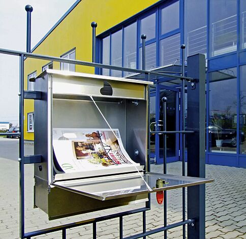 Geöffneter Briefkasten VERNON mit Zeitungsfach, vorderer Entnahme und Flachdach, aus gebürstetem Edelstahl