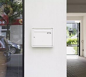 Aufputzanlage NIZZA NEW mit 1 Briefkasten, in RAL 9016 verkehrsweiß