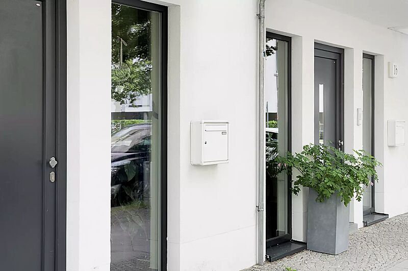 Aufputzanlage NIZZA NEW mit 1 Briefkasten, in RAL 9016 verkehrsweiß