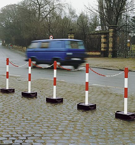 Schwerer Kettenständer KURIK, feuerverzinkt und kunststoffbeschichtet in rot-weiß mit Recyclingfuß