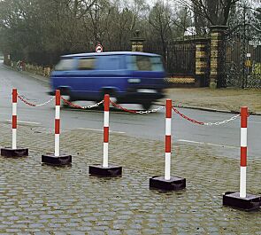 Schwerer Kettenständer KURIK, feuerverzinkt und kunststoffbeschichtet in rot-weiß mit Recyclingfuß