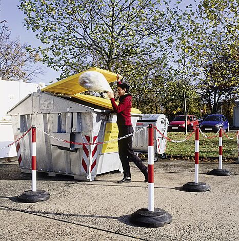 Schwerer Kettenständer KURIK feuerverzinkt und kunststoffbeschichtet rot-weiß mit Recyclingfuß