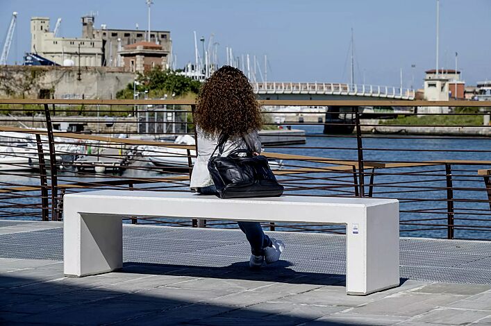 Sitzbank ANDROMEDA ohne Rückenlehne, Beton mit transparenter Beschichtung in naturweiß - 18