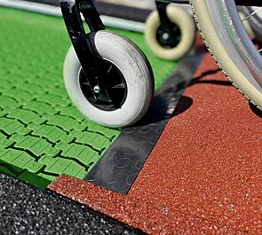 Bodentrampolin RANDI, Umrandung in schwarz sowie rot-braun, Sprungmatte ähnlich RAL 6029 minzgrün