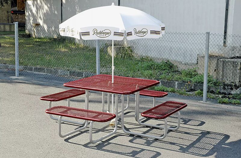 Bank-Tisch-Kombiniation GRADO (für Erwachsene), Sitz- und Tischfläche in RAL 3005 weinrot, Gestell in RAL 9007 graualuminium