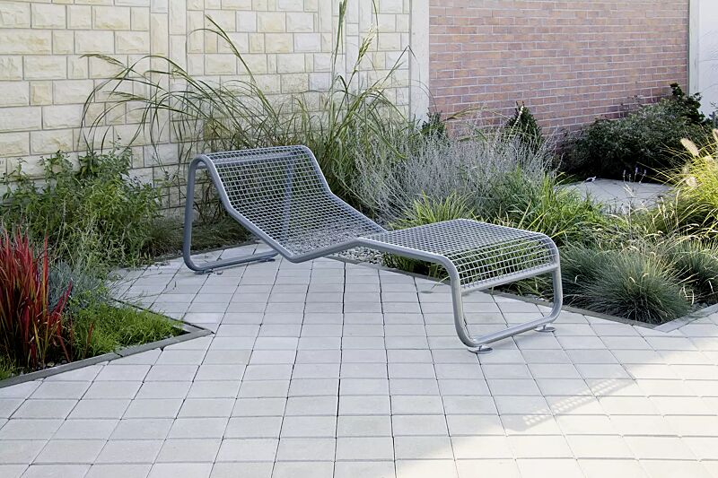 Liegebank RESTING in RAL 7031 blaugrau