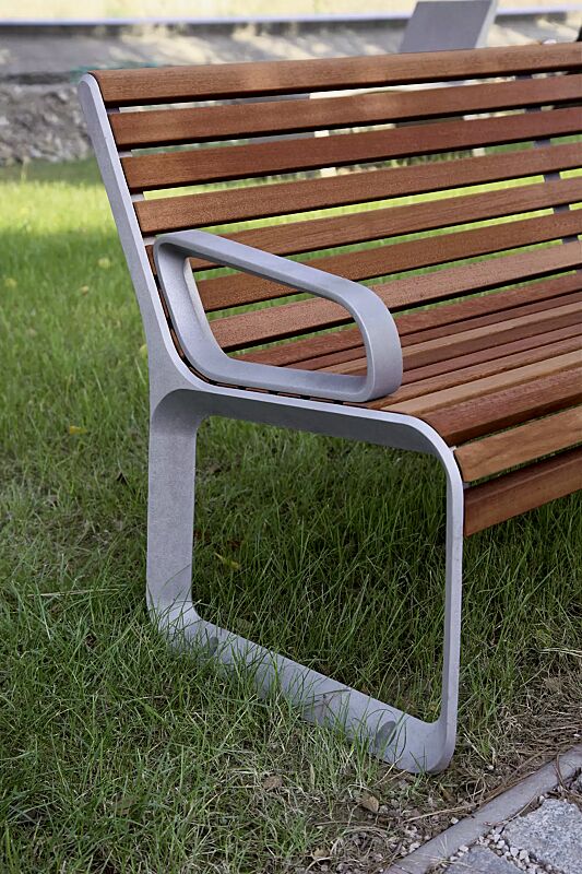 Sitzbank PORTIQOA mit Rückenlehne und Armlehnen, mit Jatobaholzbelattung