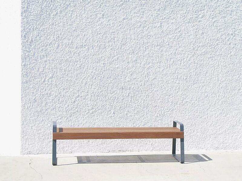 Sitzbank PREVA URBANA ohne Rückenlehne und mit Armlehnen, mit Jatobaholzbelattung, Stahlteile in DB 703 eisenglimmer
