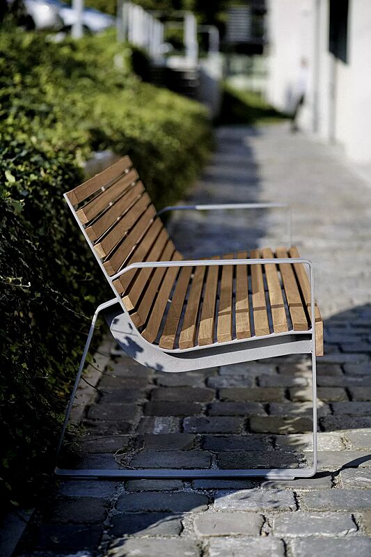 Sitzbank PREVA URBANA mit Rückenlehne und Armlehnen, mit Jatobaholzbelattung, Stahlteile in RAL 9007 graualuminium