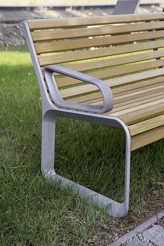 Sitzbank PORTIQOA mit Rückenlehne und Armlehnen, mit Robinienholzbelattung