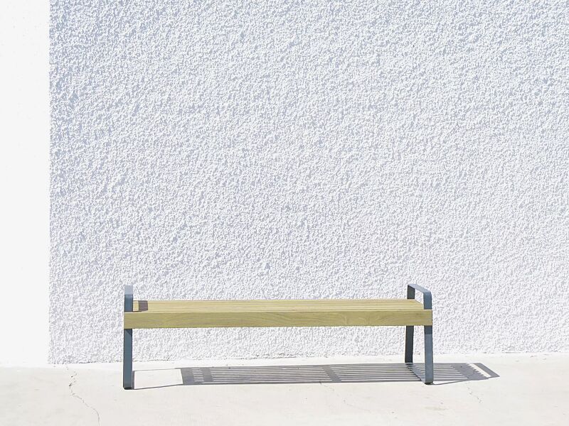 Sitzbank PREVA URBANA ohne Rückenlehne und mit Armlehnen, mit Robinienholzbelattung, Stahlteile in DB 703 eisenglimmer