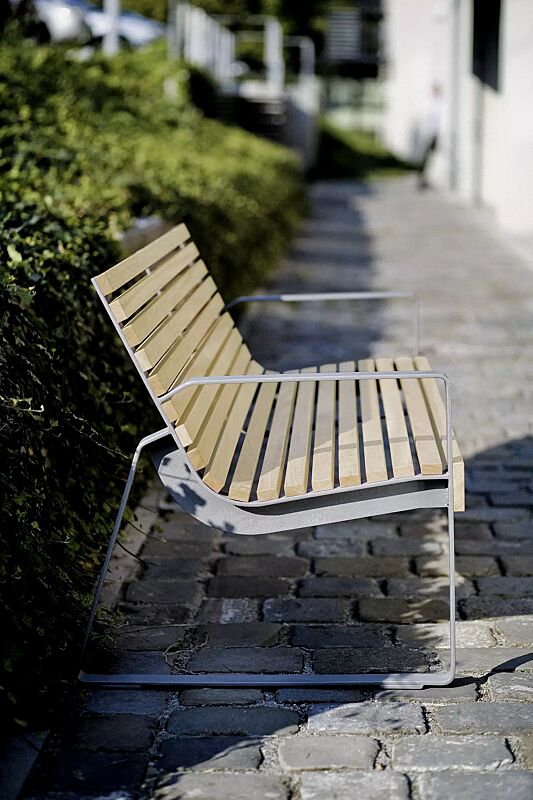 Sitzbank PREVA URBANA mit Rückenlehne und Armlehnen, mit Robinienholzbelattung, Stahlteile in RAL 9007 graualuminium