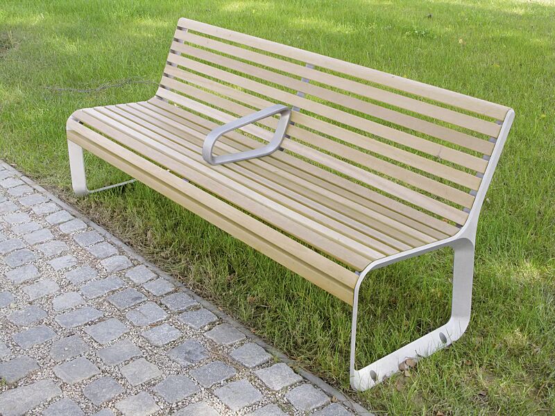 Sitzbank PORTIQOA mit Rückenlehne und einer Mittelarmlehne, mit Robinienholzbelattung