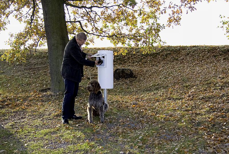 Hundetoilette DOG CLEAN, zum Einbetonieren, Korpus in RAL 9016 verkehrsweiß  Beutel einwerfen