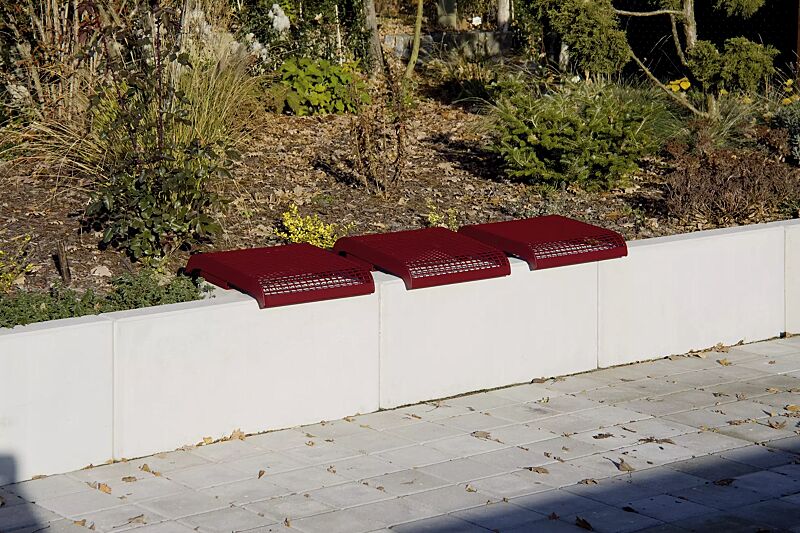 Mauerauflage LINUS ohne Rückenlehne, Einzelsitz, in RAL 3005 weinrot