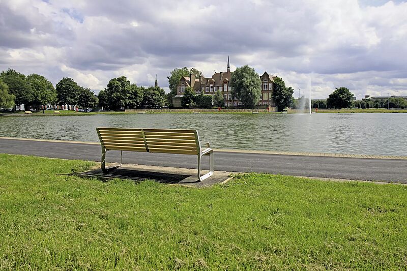 Sitzbank PORTIQOA mit Rückenlehne und Armlehnen, mit Robinienholzbelattung