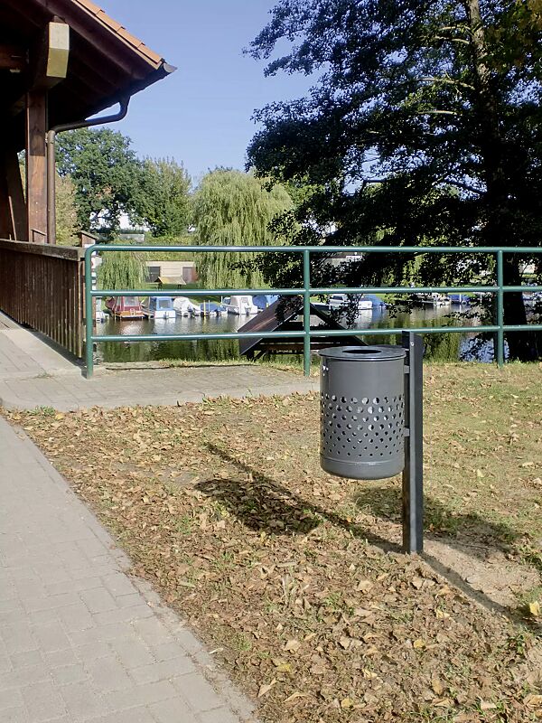 Abfallbehälter KÖLN ohne Ascher, 35 Liter, mit Lochoptik, zum Einbetonieren, in DB 703 eisenglimmer, mit Innenbehälter (Zubehör)