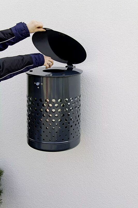 Deckel öffnen und Müll einwerfen