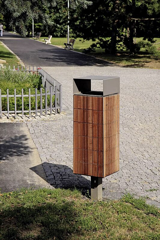 Abfallbehälter NANUK, quadratisch, mit Schutzdach, Korpus: Jatobaholzbelattung, Stahlteile in RAL 9007 graualuminium