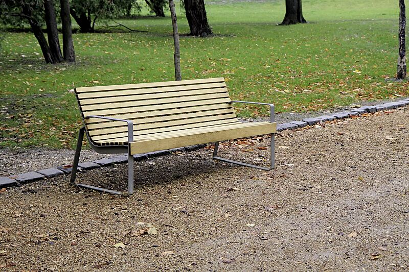 Sitzbank PREVA URBANA mit Rückenlehne und Armlehnen, mit Robinienholzbelattung, Stahlteile in RAL 9007 graualuminium