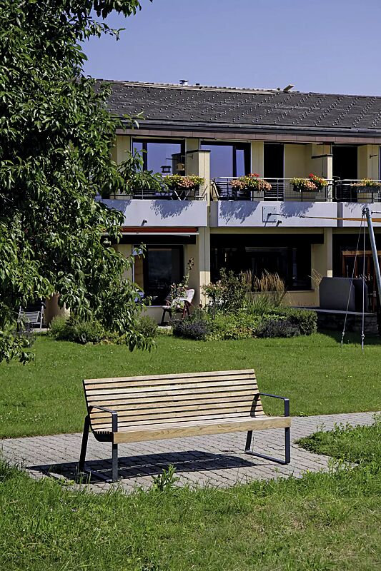 Sitzbank PREVA URBANA mit Rückenlehne und Armlehnen, mit Robinienholzbelattung, Stahlteile in RAL 7016 anthrazitgrau