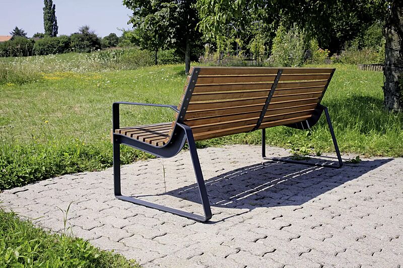 Sitzbank PREVA URBANA mit Rückenlehne und Armlehnen, mit Jatobaholzbelattung, Stahlteile in RAL 7016 anthrazitgrau