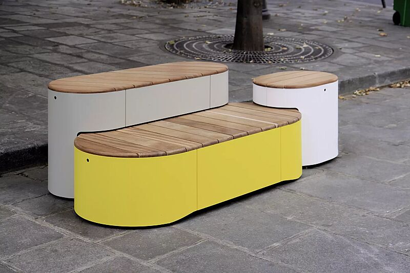 Sitzpodest URBAN ISLANDS, Kombination 1, mit Jatobaholzbelattung, Stahlteile in RAL 1021 rapsgelb, RAL 9006 weißaluminium und RAL 9010 reinweiß