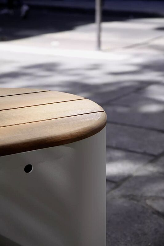 Sitzpodest URBAN ISLANDS, mit Jatobaholzbelattung, Stahlteile in RAL 9007 graualuminium