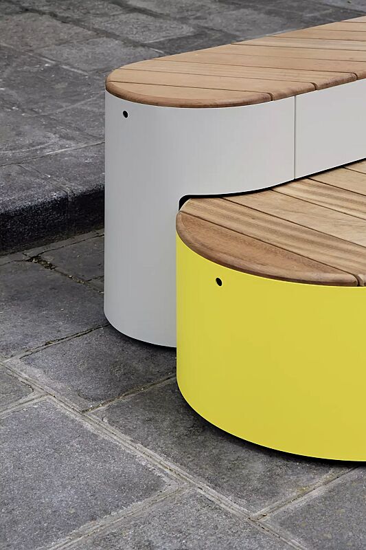 Sitzpodest URBAN ISLANDS, Kombination 1, mit Jatobaholzbelattung, Stahlteile in RAL 1021 rapsgelb und RAL 9006 weißaluminium