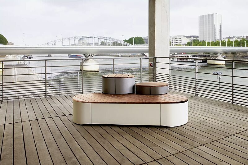 Sitzpodest URBAN ISLANDS, Kombination 2, mit Jatobaholzbelattung, Stahlteile in RAL 9006 weißaluminium, RAL 9007 graualuminium und RAL 9010 reinweiß