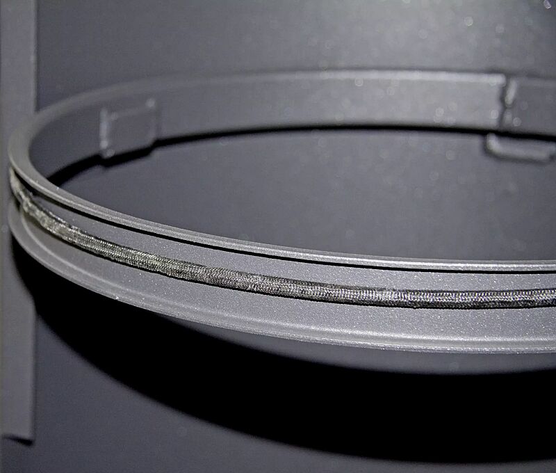 Detail: Klemmring zur Abfallsackbefestigung