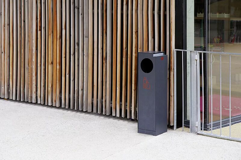 Abfallbehälter CRYSTAL mit Ascher, 32 Liter, ohne Einwurfklappe, in RAL 7016 anthrazitgrau, Siebdruck in RAL 3020 verkehrsrot