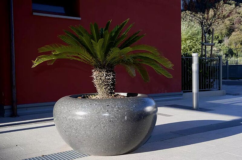 Pflanzbehälter VENERE aus rekonstituiertem Marmor geschliffen, in schwarz ebano