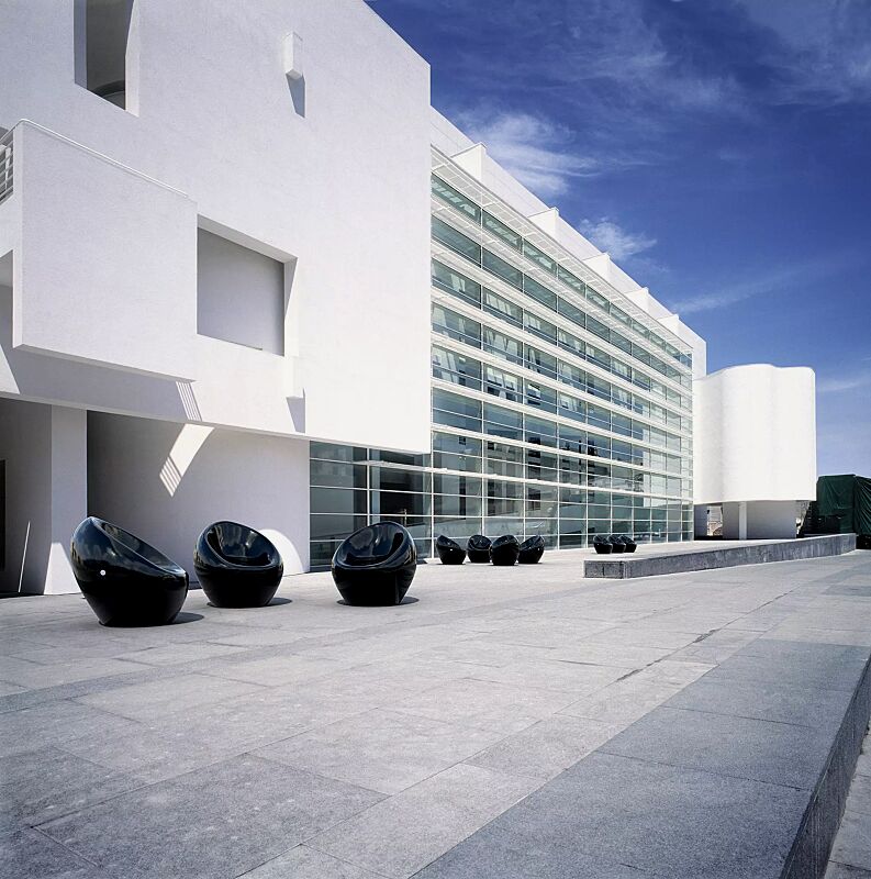 Sitze CUDDLY zum freien Aufstellen, aus Beton, in RAL 9005 tiefschwarz