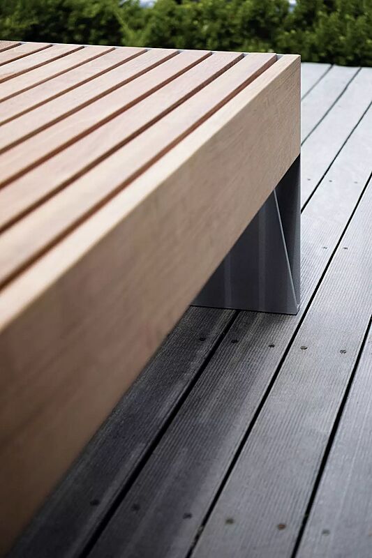 Sitzbank BLOCQ ohne Rückenlehne, Sitztiefe 780 mm, mit Jatobaholzbelattung, Stahlteile in RAL 9007 graualuminium