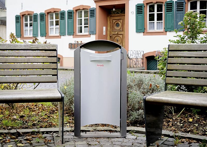 Abfallbehälter BURNHAM mit Ascher, Behälter in RAL 9006 weißaluminium, Rahmen in eisenglimmergrau