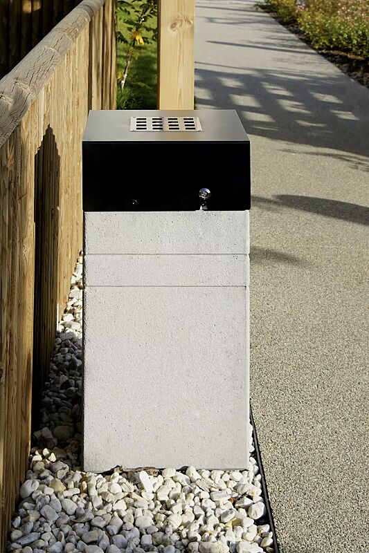 Abfallbehälter BRNO mit Ascher, mit Schutzdach in RAL 7021 schwarzgrau, Beton sandgestrahlt