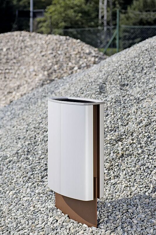 Abfallbehälter MINIUM mit durchgehender flacher Fußplatte zum Aufdübeln, Stahlteile in Sonderfarbe (auf Anfrage)