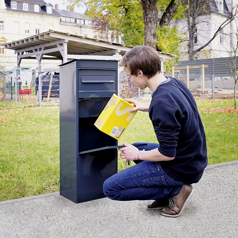 aus Auffangbox nach Entriegeln der Entnahmetür entnehmen