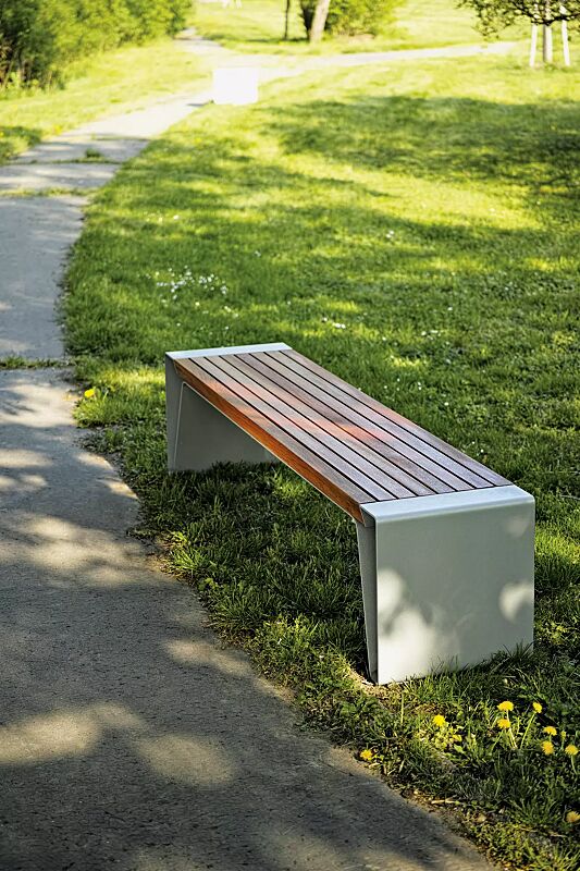 Sitzbank RADIUM ohne Rückenlehne, mit Jatobaholzbelattung, Stahlteile in RAL 9006 weißaluminium