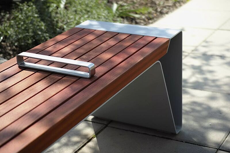 Detail: Sitzfläche, mit Jatobaholzbelattung, mit Edelstahlstreben