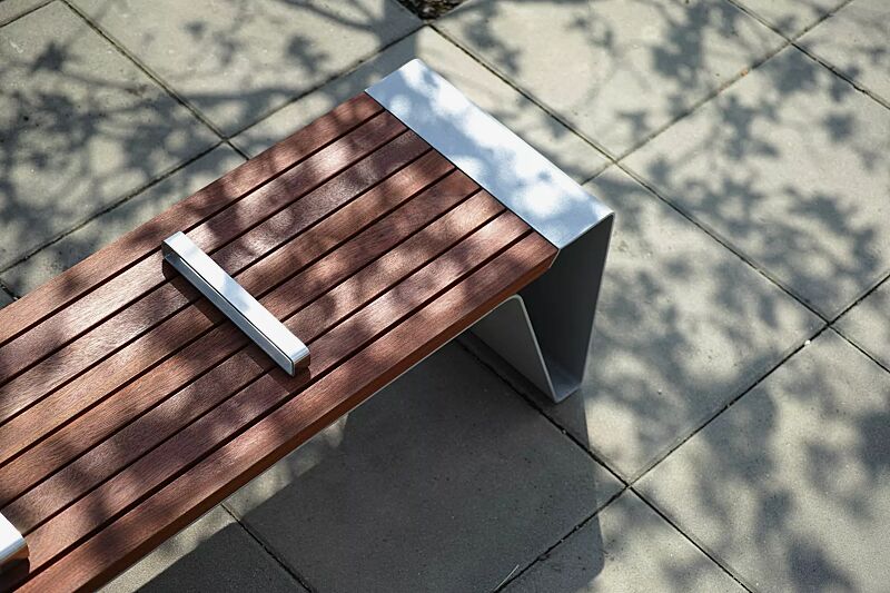 Detail: Sitzfläche, mit Jatobaholzbelattung, mit Edelstahlstreben