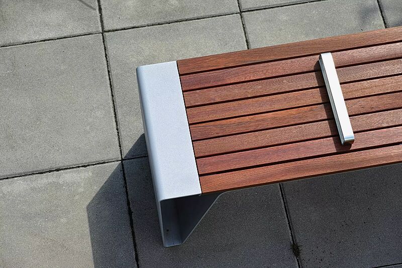 Detail: Sitzfläche, mit Jatobaholzbelattung, mit Edelstahlstreben