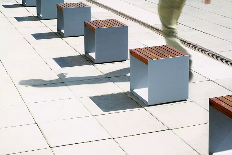 Sitz RADIUM mit Jatobaholzbelattung, Stahlteile in RAL 9007 graualuminium