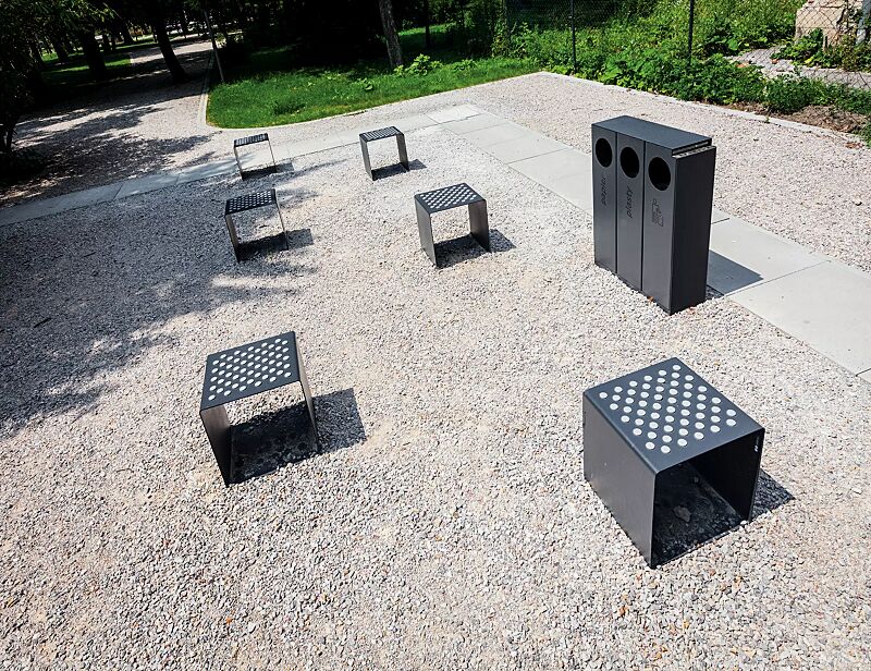 Sitz RADIUM mit Kunststoffnoppen, in RAL 9005 tiefschwarz