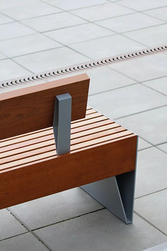 Sitzbank BLOCQ mit Rückenlehne, mit Jatobaholzbelattung, Stahlteile in RAL 9007 graualuminium