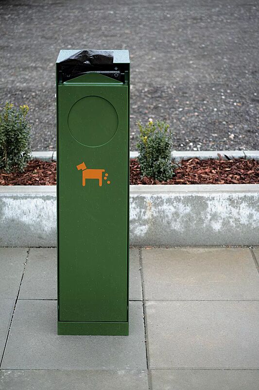 Hundetoilette CRYSTAL in RAL 6010 grasgrün, Siebdruck in RAL 2004 reinorange