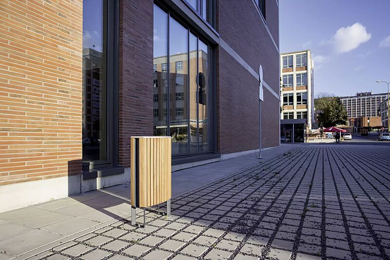 Abfallbehälter MINIUM mit seitlichen Pfosten zum Aufdübeln, mit Jatobaholzbelattung, Stahlteile in RAL 7016 anthrazitgrau