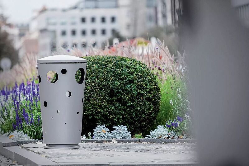 Abfallbehälter SWISSBIN zum freien Aufstellen, in RAL 9006 weißaluminium