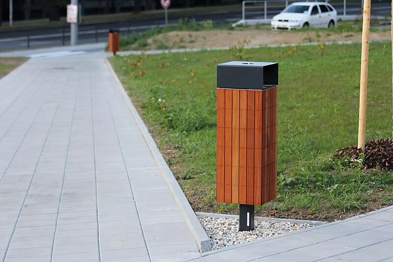 Abfallbehälter NANUK, quadratisch, mit Schutzdach und Ascher, Korpus: Jatobaholzbelattung, Stahlteile in RAL 7016 anthrazitgrau